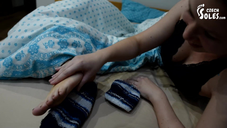 Czech Soles - foot fetish content: 两个女孩在床上崇拜她们的大脚