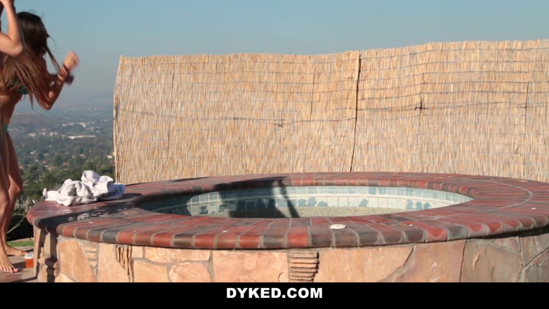 Dyked: Sexy milf sousedka svádí zvědavou hezkou holku