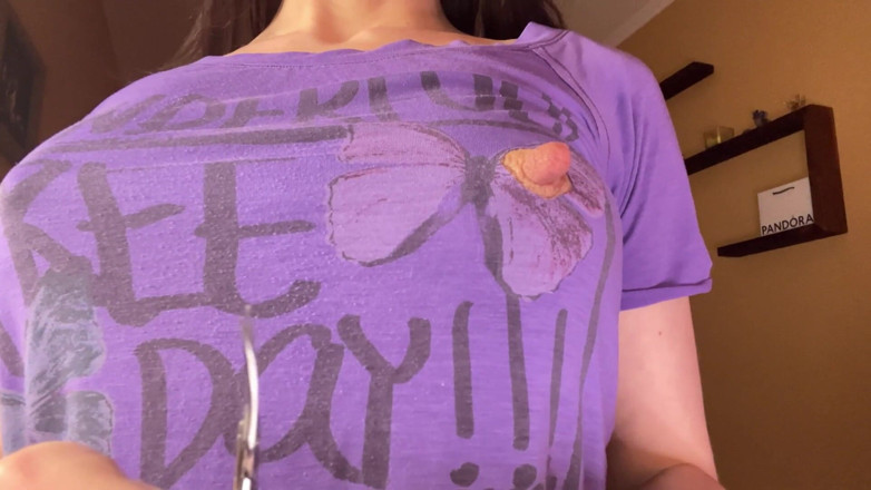 Kristi Ren: ミルフの乳首はTシャツ越しに覗き、彼女はついそれを破って弄りたかった