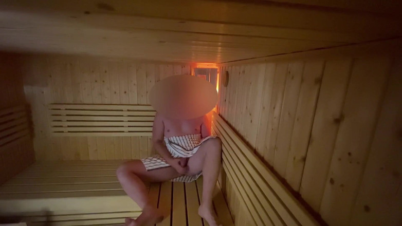 Lucas Nathan King: Saunada büyük boşalma | Neredeyse mastürbasyon yaparken yakalanıyor