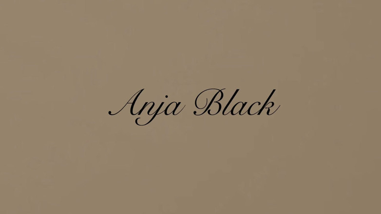 Anja Black: Господиня писяє, мастурбація з рабським фістингом в дупу