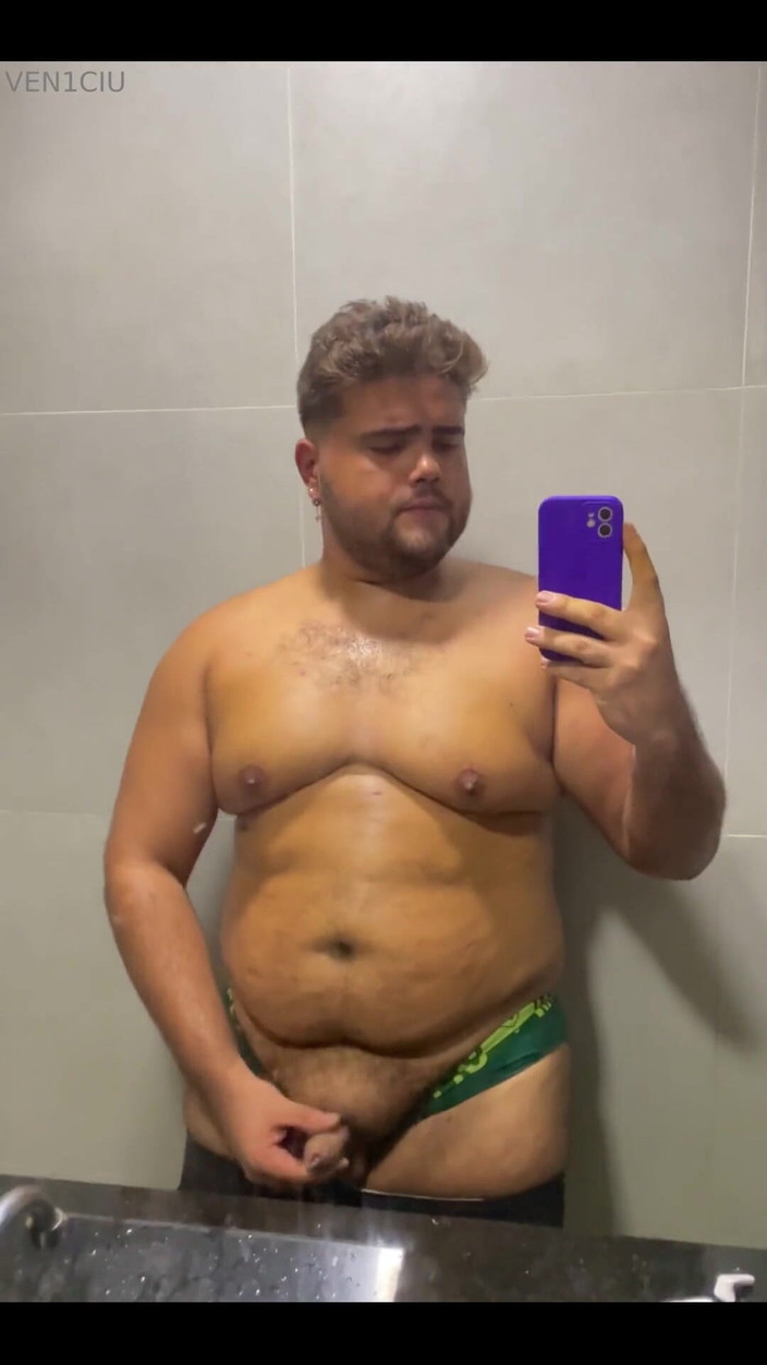 VEN1CIU: V koupelně v tělocvičně