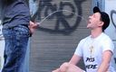 Gay Kink Couple: Pipì all&amp;#039;aperto doccia graffiti muro