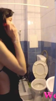 Mijando em uma caneca enorme, desesperada para fazer xixi, se libera na sala de estar