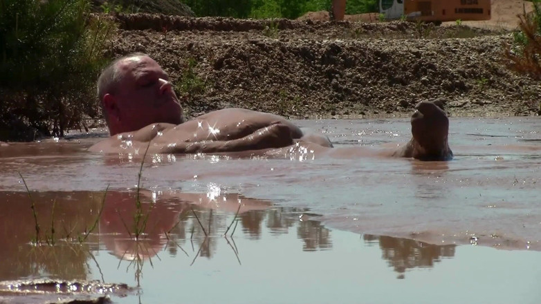 Muddy chubby: อาบน้ําโคลนในบ่อทรายที่มีโคลนสีน้ําตาลเข้ม