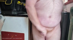 Daddysmudge: Папочка кончает в сарае