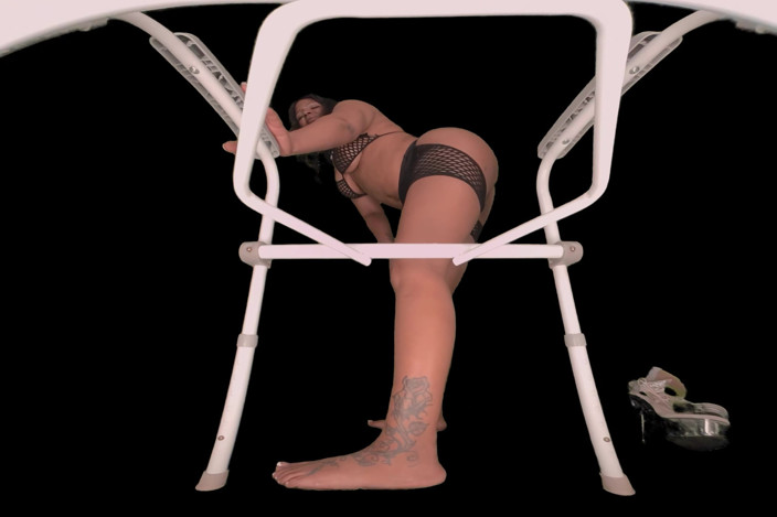Ebony VR Solos VR.AR Fetish Films: Matură sexy negresă - dominare în cur cu vedere la toaletă