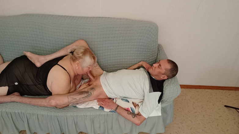 Zona901: Buurvrouw kneedt haar keel met een diepe pijpbeurt en slikt...