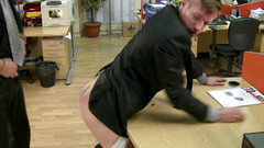 Macho Guys: Antonio Garcia & Nicolas Key, mengongkek pantat seksi itu di pejabat