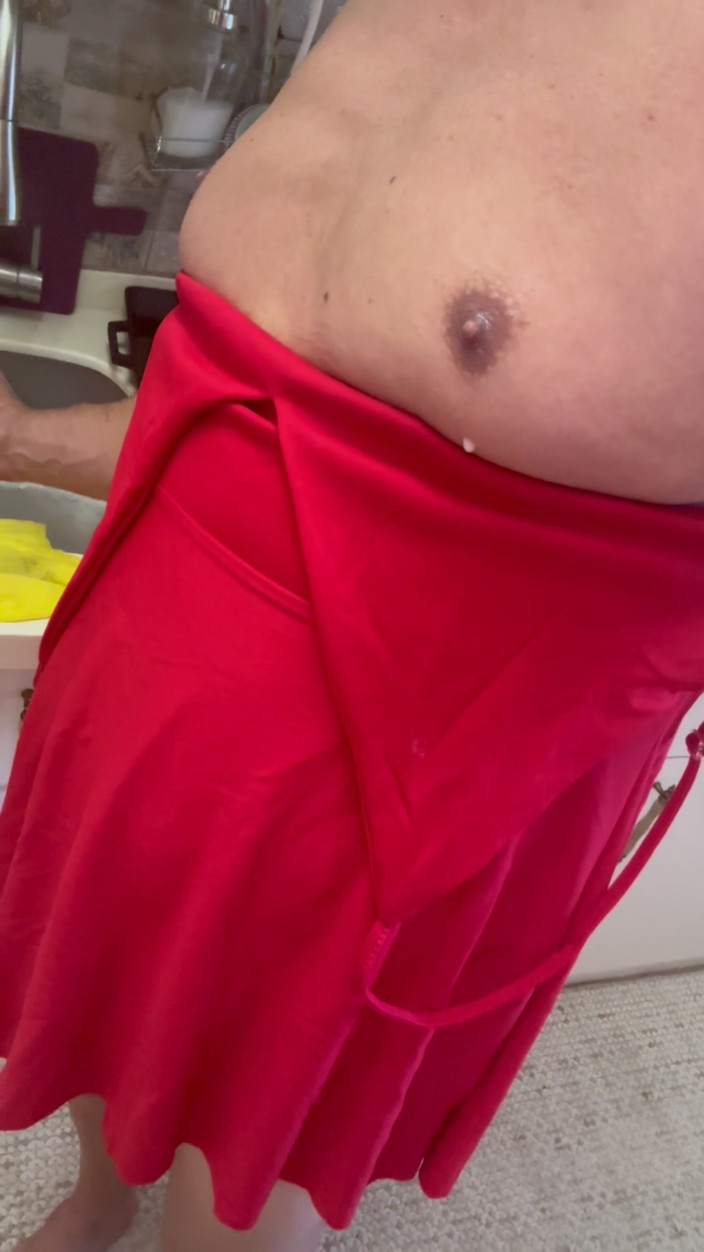 cd_aysemmm: मेरे निपल्स से दूध बह रहा है! मैं एक महिला बन रही हूं