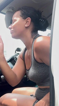 Le di mi culo a un entrenador de gimnasio en el estacionamiento del centro comercial