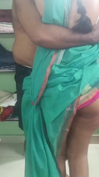 Fofa casa esposa green saree com standing romance com seu namorado