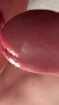 Een lul zuigen na het pissen. Sperma op de lippen.