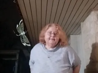 파티오에서 밤에 오줌을 싸는 간호사 Vicki No