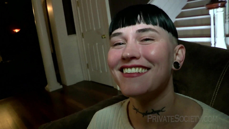 Private Society: Si aneh Little yang cantik