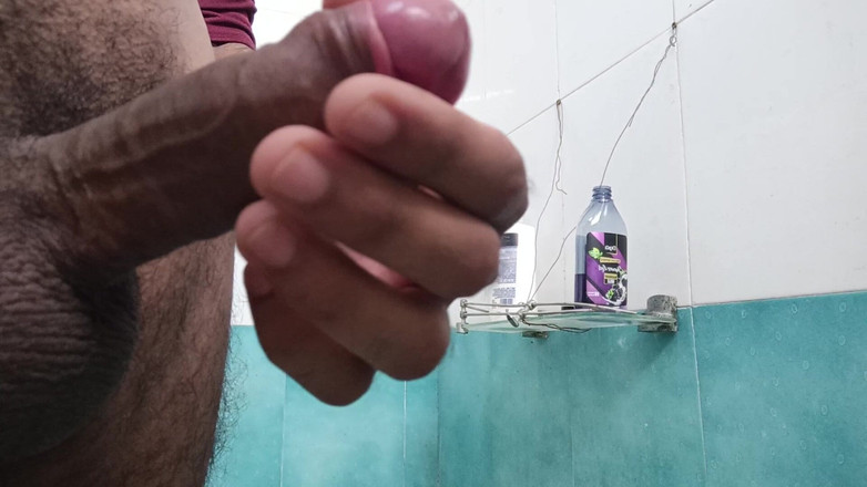 Brijesh 270: Un jeune homme utilise une salle de bain, ou des...
