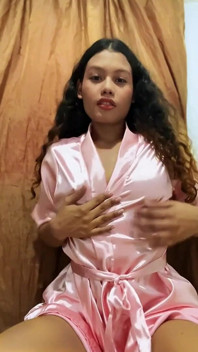 Wow, dia melancap pepek ketatnya