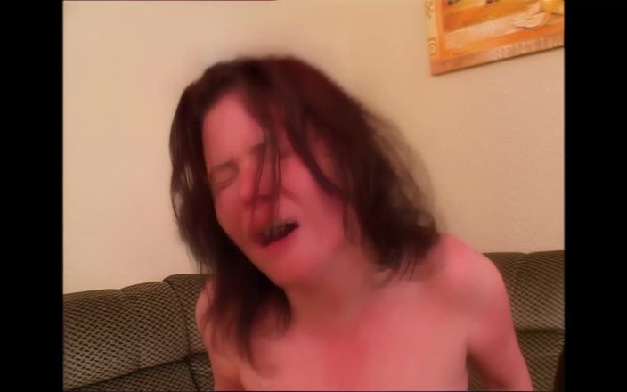 Best Amateur Sex: Paffuta seduce un giovane per scopare nel suo appartamento