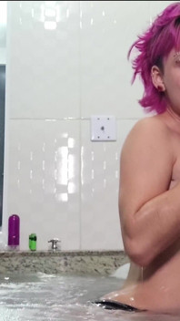 Creampie dubur ketatnya dalam tab mandi