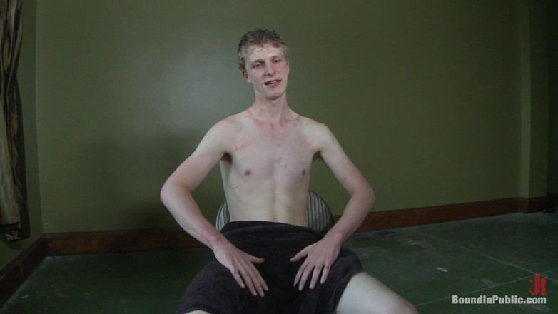 Bound in public: Due ragazzi si abituano in un bagno pubblico