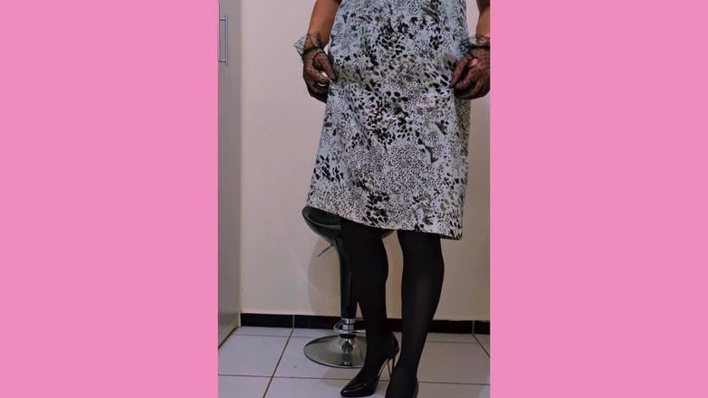 Milady Silvia Helena: Milady Silvia Helena con vestido, lencería y tacones jugando con...