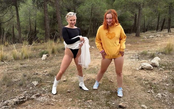 Flexble Hanna: Pissar utomhus med Readhead Bestie