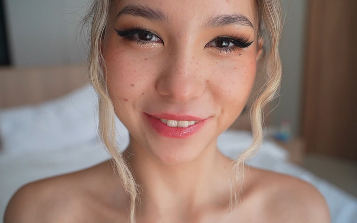 karina_lin: Blondă uimitoare și pizda ei strâmtă