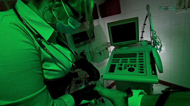 Strict Senz: Monika Schmidt, Instituto De Cuidados Médicos Correccionales