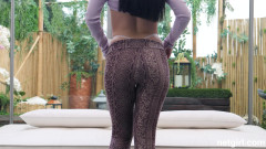 Net Girl: Fitness loszka z wyprofilowaną dupą zostaje wypchana dużym białym kutasem