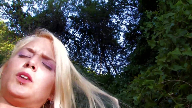 Real Home Made: Blonde zierliche große anal penetriert