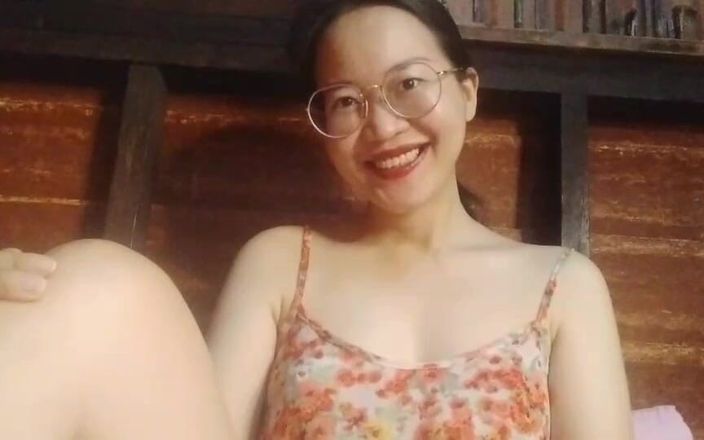 Thana 2023: Linda sexy asiática caliente chica muestra culo y coño 3