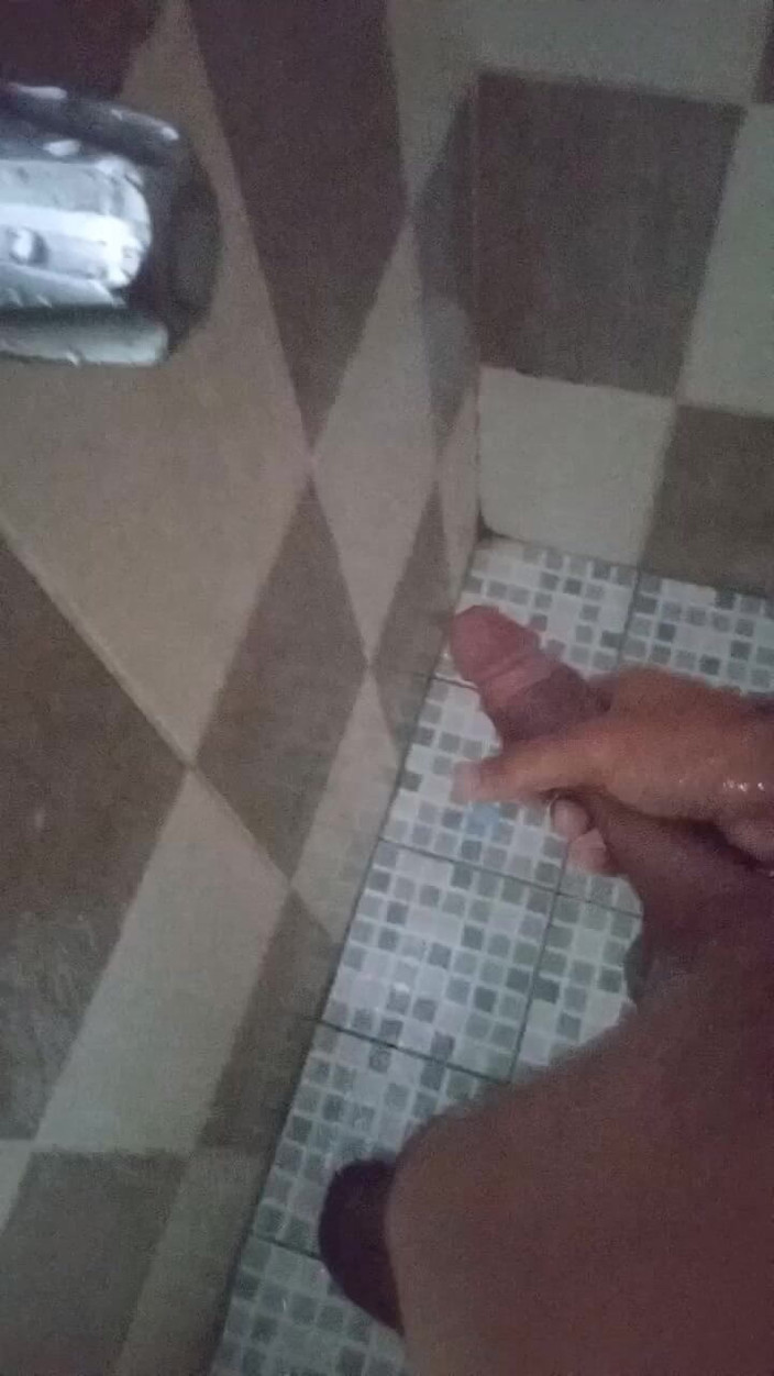 Cute boy jerks off: Il ragazzo si rade le palle e si masturba