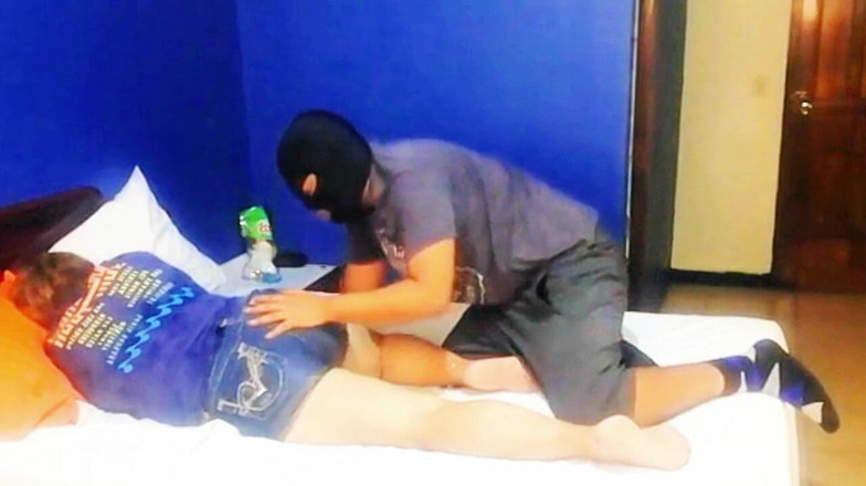 Milfta boohot: Aku nemuin ibu tiriku lagi sendirian di kamar dan memeknya...
