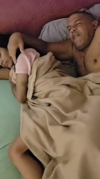 継父と継娘が同じベッドを共有し、結局