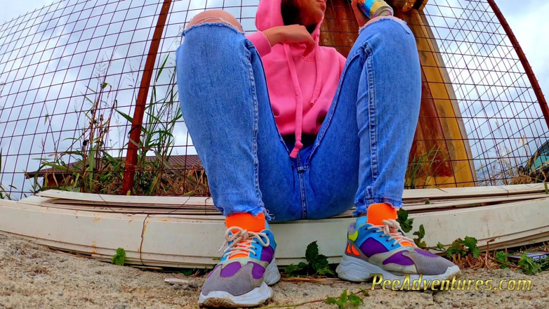 Pee Adventures: Pissing trough her jeans outdoor