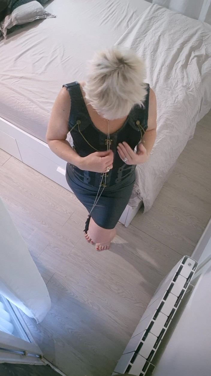 Sofy13: Mic Sex Strip Tease Înainte De a-mi Face Micuța Umedă Să...