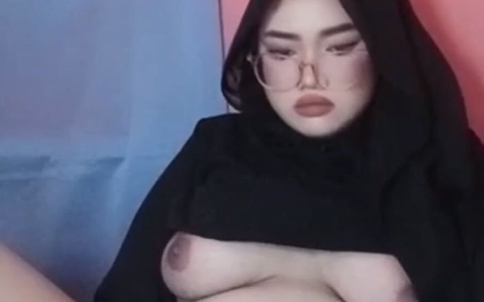 Jilbab69: Excitée et depuis longtemps, sans voir avec sa copine