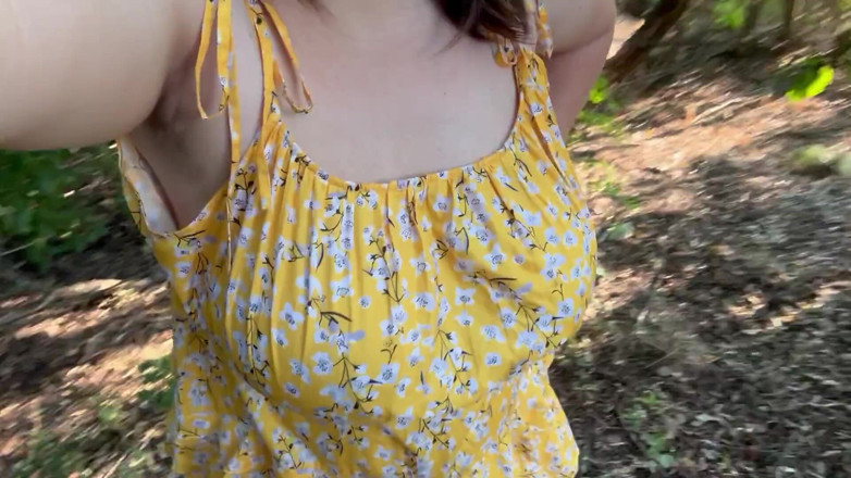 Milky Mari: Safada milf mostrando sua buceta peluda ao ar livre e...