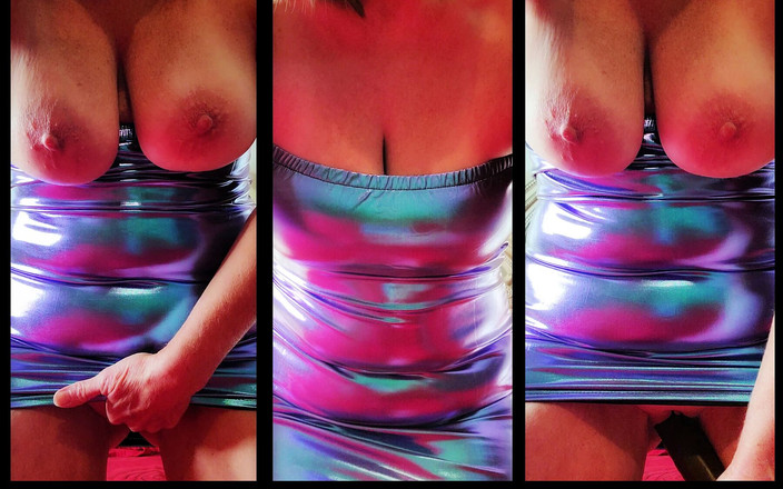 Nikki Nevada: सेक्सी बैंगनी-नीली धातु लेटेक्स पोशाक हस्तमैथुन