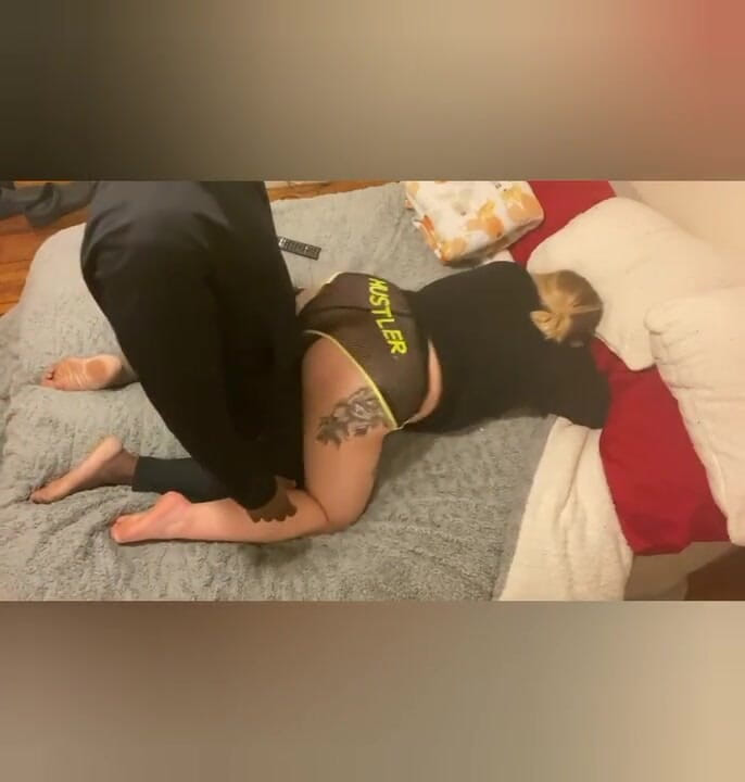 BootyCakez: Preñada mientras usa sus pantalones cortos de culo Hustler