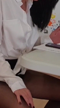 Lisa Tocada Pelo Mau Chefe, Ela Não Quer Perder O Emprego