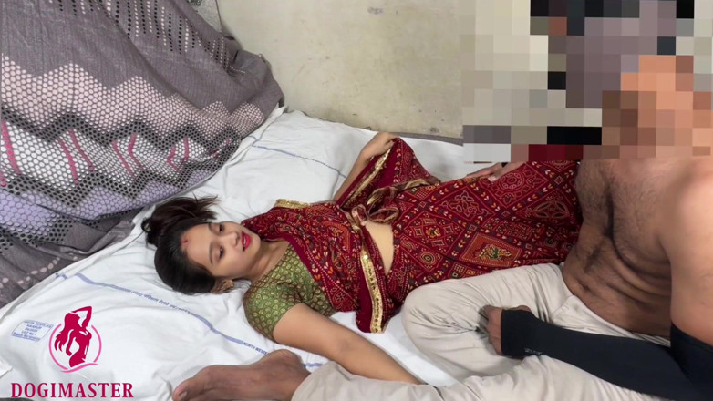 Dogimaster: Desi indisk flicka som kör scooty med Saree