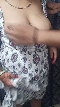 La moglie indiana con grandi tette che allatta viene scopata sesso duro a pecorina