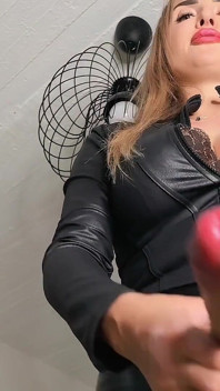 Humiliation avec gode ceinture, tu es ma salope gay