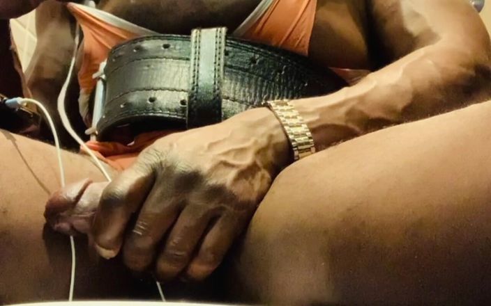 Black mature kinky muscle: Fetiș după sală de sport singlet wrestling spermă la toaletă