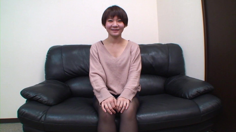 Asian Mature Climax: Красуня з коротким волоссям на дивані для кастингу