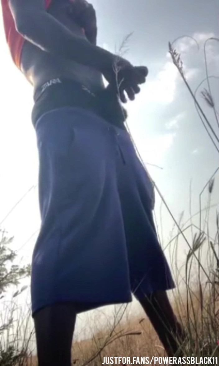 WildFreakBottom: Masturbuje się samotnie intensywnie w krzaku