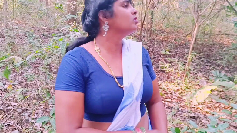 Telugu honey lips: Desi Outdoor-Dschungelfick. Stiefmutter und stiefsohn hardcore-ficken im wald. Telugu dirtytalk.