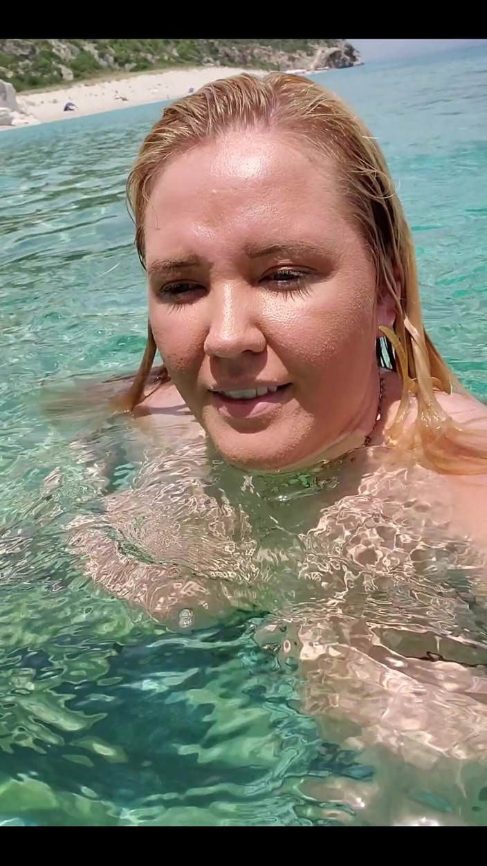 Annabelle Rogers: Schwimmen sie im blauen wasser griechenlands, hintern nackt ...