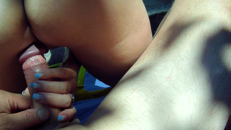 Leather Addict: Nia reçoit une grosse dose de lotion bronzée sur son...